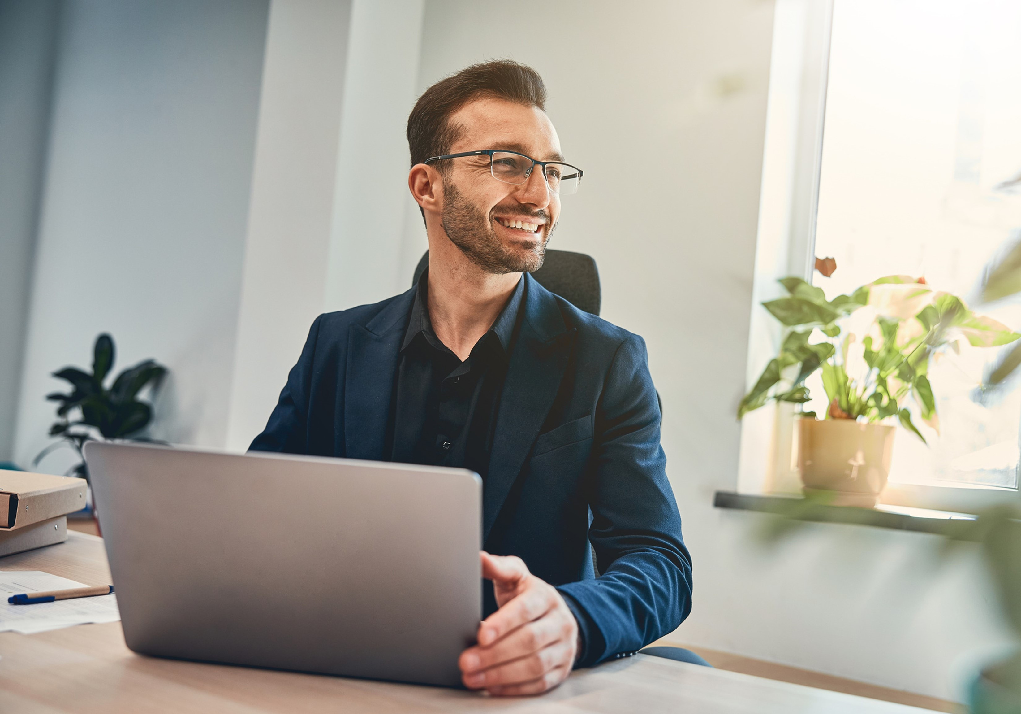 Egy férfi dolgozik a laptopján az irodában
